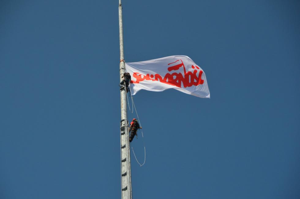 2 maja flagi Polski i „Solidarnoci” zawisn na Iglicy