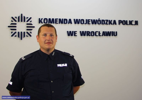 Policjant z Wrocławia, reanimując uratował na ulicy 15 – miesięczne dziecko