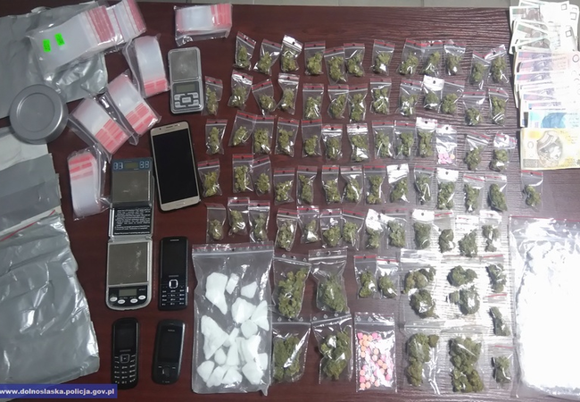 Ponad 500 porcji marihuany, 46 tabletek ekstazy, wagi elektroniczne i dwie osoby zatrzymane