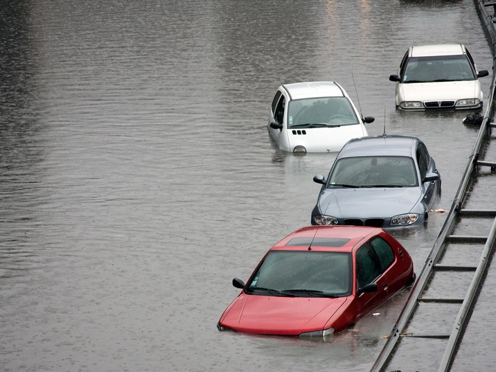 Jak rozpozna auto po powodzi? Eksperci z Autoplac wyjaniaj