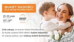 Arkady Wrocławskie rozdają bukiety z okazji Dnia Mamy